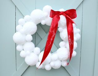 Snowball Wreath, Diy Magnolia Wreath, Couronne Diy, Winter Wreath Diy, Ball Wreath, Snow Ball, Easy Christmas Diy, Winter Diy, Noel Christmas