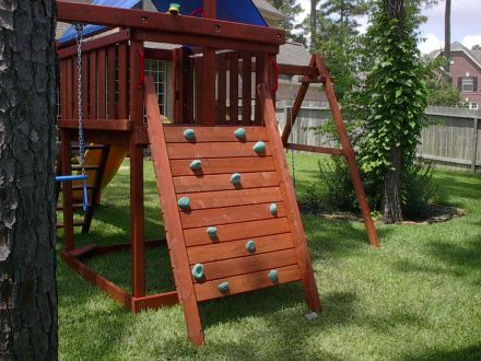 How to Build DIY Wood Fort and Swing Set Plans From Jack's Backyard. Learn how to build your own backyard wooden playset with do-it-yourself swing set plans and save money. Rock Backyard, Diy Playset, Playset Diy, Playset Plans, Diy Climbing Wall, Swing Set Plans, Backyard Fort, Backyard Playset, Bouldering Wall