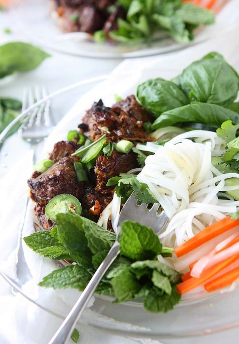 This recipe imitates the traditional Vietnamese Bún Thịt Nướng, sticky pork with rice noodles, vegetables, and herbs. My favorite Vietnamese dish! Vietnamese Grilled Pork, Vietnamese Pork, Sticky Pork, Vietnamese Noodles, Pork Noodles, Vietnamese Cuisine, Noodle Bowl, Grilled Pork, Noodle Bowls