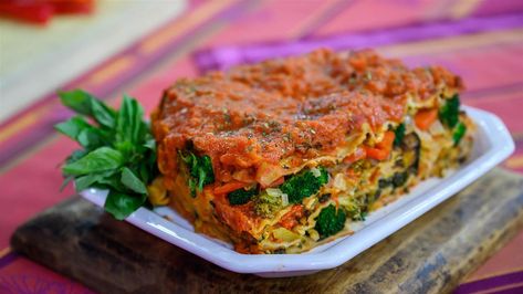 Carrie Underwood's 'Ugly' Slow-Cooker Lasagna - TODAY.com Lasagna Recipe Slow Cooker, Veggie Lasagne, Slow Cooker Lasagna, Veggie Lasagna, Easy Comfort Food, Drying Pasta, Vegetarian Cooking, Lasagna Recipe, Carrie Underwood