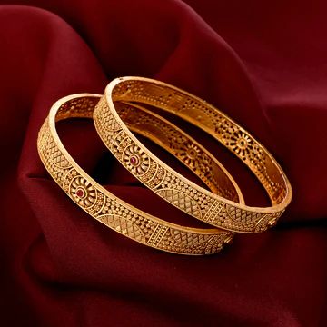 Modern women deserve stylish bangles to suit their personalities. We have a vast collection of contemporary bangle designs in gold, platinum, silver and rose gold designs. Gold Bangles Design Latest Indian, Latest Gold Bangles For Women, Gold Bangles Design For Women, Bangles Aesthetic, Latest Gold Bangles, Stylish Bangles, Bangles Diamond, Kalyan Jewellers, Modern Bangle