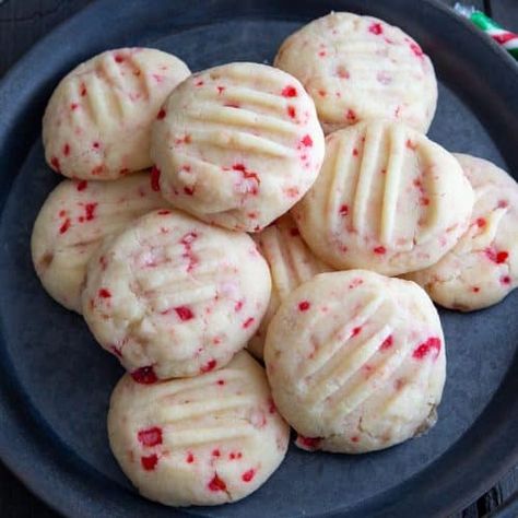 Peppermint Shortbread Cookies - Breads and Sweets Crunchy Sugar Cookie Recipe, Peppermint Shortbread Cookies, Ricotta Bread, Peppermint Shortbread, Shortbread Recipe Easy, Homemade Shortbread, Apple Cinnamon Bread, Almond Butter Cookies, Cookie Platter