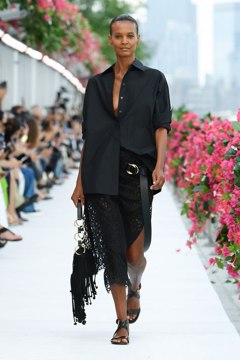 Michael Kors RTW Spring 2024 [PHOTOS] – WWD Ss 2024, Gothic Chic, Michael Kors Fashion, Moda Paris, Lace Midi Skirt, Looks Street Style, Michael Kors Collection, Nova York, 2024 Trends