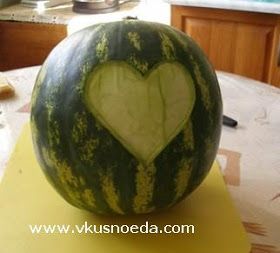 GarnishFoodBlog - Fruit Carving Arrangements and Food Garnishes: How To Make Wedding Watermelon With Heart & Roses Pattern Watermelon Carving Wedding, Heart Roses, 55th Anniversary, Watermelon Carving, Water Wedding, Roses Pattern, Food Carving, Fruit Carving, Food Garnishes