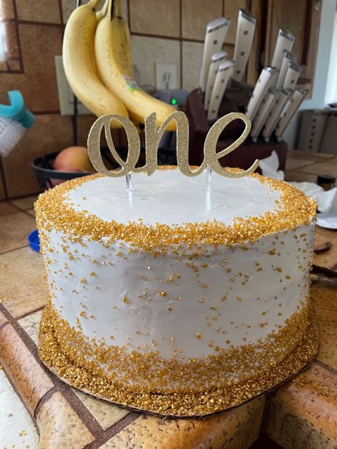 One Year Old Golden Birthday Party Ideas, Golden First Birthday Girl, Golden First Birthday, 4th Birthday Boys, Golden Birthday Cakes, Golden Birthday Parties, Golden Cake, Twins Cake, Gold Cake