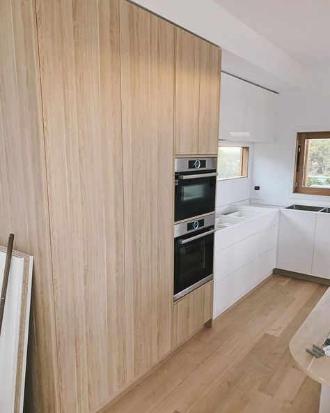 Laminex Classic Oak Kitchen, Classic Oak Laminex Kitchen, Laminex Classic Oak, Timber Kitchen Cabinets, Polytec Kitchen, White And Oak Kitchen, Laminex Kitchen, White And Timber Kitchen, Forest Farming