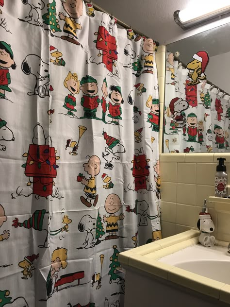 My Peanuts Christmas bathroom decor Christmas Bathroom Aesthetic, Snoopy Bathroom, Snoopy Christmas Decorations, Snoopy Items, Christmas Bathroom Sets, Holiday Scented Candles, Brown Bathroom Decor, Bathroom Decor Themes, Nostalgic Memories