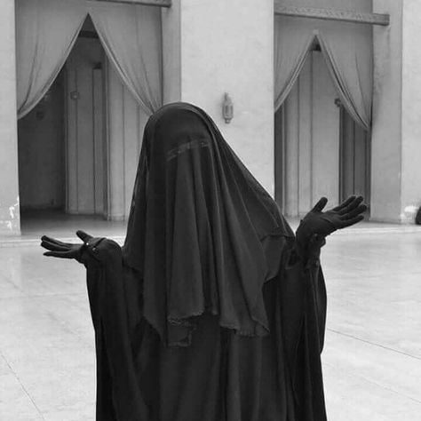 Mode Niqab, Islamic Modesty, Muslim Women Clothing, Army Couple Pictures, Muslimah Outfit, Niqab Fashion, Hijab Aesthetic, Best Islamic Images