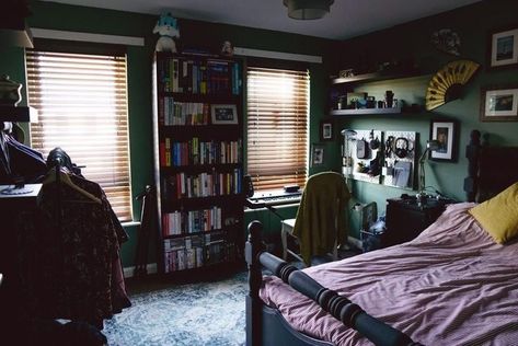 Bedroom Aesthetic Male, Boys Bedroom Aesthetic, Bedroom Guy, Boys Room Aesthetic, Male Bedroom Aesthetic, Guy Bedroom Aesthetic, 80s Room Ideas, 90s Bedroom Aesthetic, Guys Bedroom Ideas