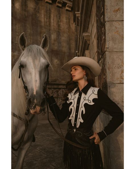 Blazer Photoshoot, Black Western Outfit, Cowboy Outfits For Women, Western Glam, Mexican Fashion, Looks Country, Estilo Country, Rodeo Outfits, Rodeo Fashion