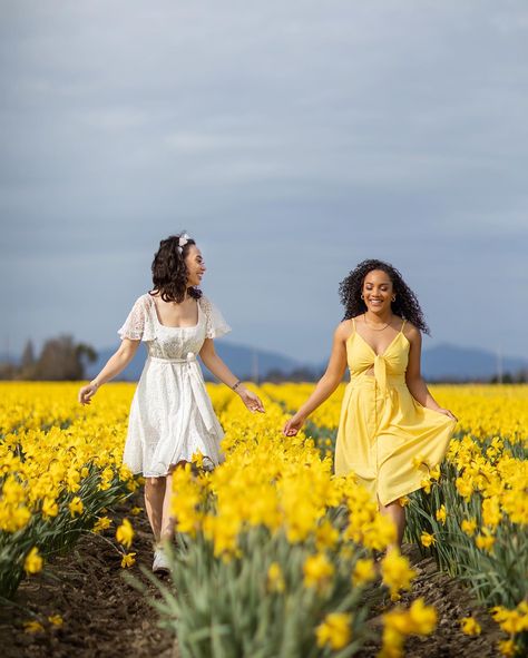 Daffodil Field Photoshoot, Daffodil Photoshoot, Daffodil Photo, Tulip Photoshoot, Spring Photoshoot Ideas, Sibling Photoshoot, Bestie Photoshoot, Floral Photoshoot, Garden Shoot