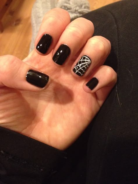 Spiderweb Nails Short, Halloween Grunge Nails, Short Nail Design Halloween, Short Spider Nails, Spider Web Nails Short, Spider Nails Short, Short Gothic Nails Simple, Spider Nails Gel, Short Goth Nails Ideas