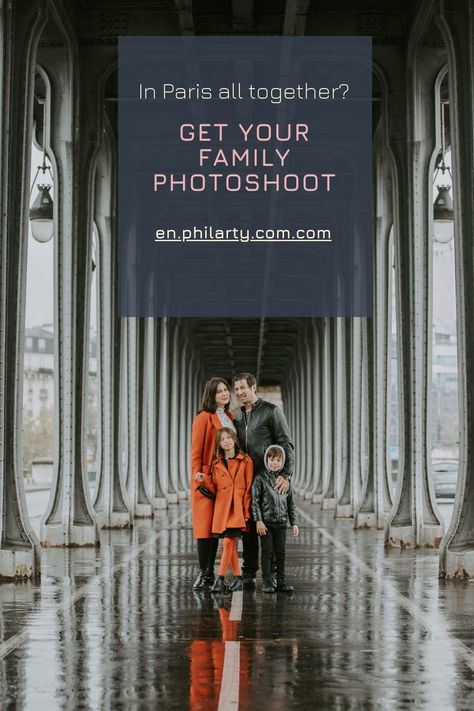 Family in black and red posing at Bir Hakeim bridge in Paris. Photo by PhilArty Paris Family Photoshoot Outfits, Paris Family Photo Shoot Winter, Family In Paris, Paris Locations, Paris Family, London Family, Family Photoshoot Outfits, Couples Anniversary, Paris Pictures