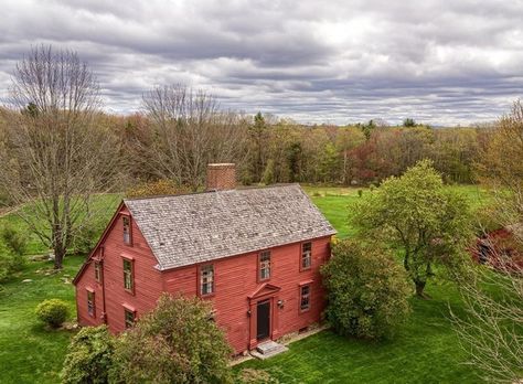 Old Colonial Homes, Primitive Houses, Early American Homes, Colonial House Exteriors, Primitive Country Homes, New England Farmhouse, Red Houses, Red Farmhouse, Saltbox Houses