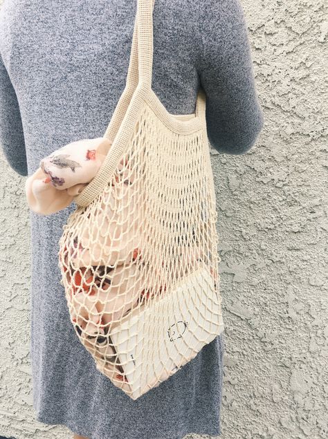 A lovely cotton string bag with a hippie/boho feel. Market Bag Outfit, Sustainable Streetwear, Minimalist Tote Bag, Vegetable Bag, Minimalist Tote, Crochet Market, Bags Crochet, Mesh Beach Bags, Mesh Bags