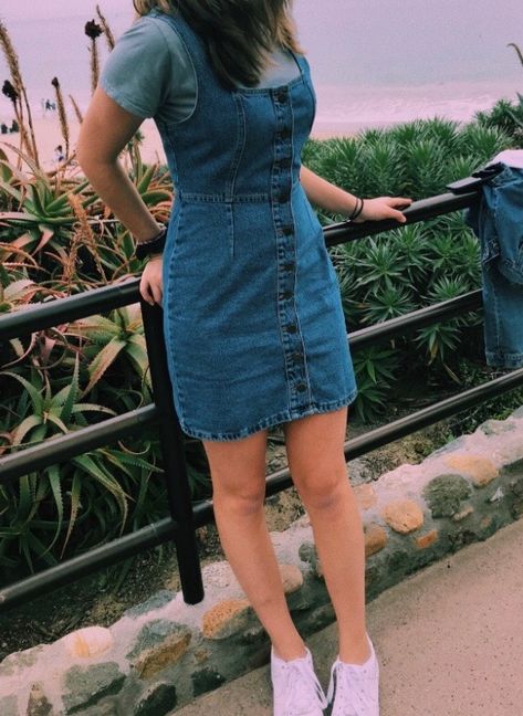 With wedges instead of sneakers and 👌🏾 Casual Denim Outfits, 70s Outfits, Look Retro, Trendy Dress Outfits, Mode Casual, Fashion Attire, Teenager Outfits, Pinterest Fashion, Indian Fashion Dresses