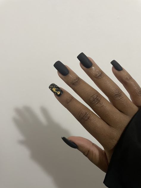 Black short matte with a touch of gold nails. Short Black Matte Nails, Short Matte Black Nails, Black Matte Nails With Gold, Matte Black Nails With Gold, Short Matte Nails, Bridesmaid Duties, Matte Black Nails, Touch Of Gold, Short Acrylic Nails