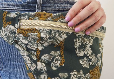 Make your own bag with our fanny pack pattern Hip Bag Pattern Free, Free Fanny Pack Pattern, Fanny Pack Sewing Pattern, Bum Bag Pattern, Hip Bag Pattern, Basic Sewing Kit, Fanny Pack Pattern, Messenger Bag Patterns, Tote Bag Pattern Free