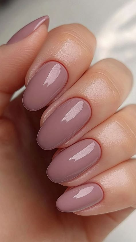 Short Oval Nails Fall Colors, Fall Nails Mauve, Subtle Nail Ideas, Short One Color Nails, Fall Manicure Ideas For Short Nails, Nail Winter Colors, Mauve Fall Nails, Mauve Nails Design, Fall Mauve Nails