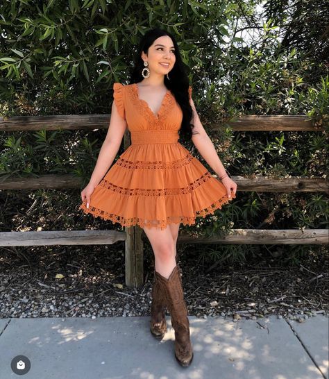 Vaquera Outfit Mexican, Cowboy Outfits For Women, Vestidos Country, Shirt Maxi Dress, Outfit Botas, Wedding Outfits For Women, Dresses With Cowboy Boots, Cowgirl Style Outfits, Cowgirl Dresses