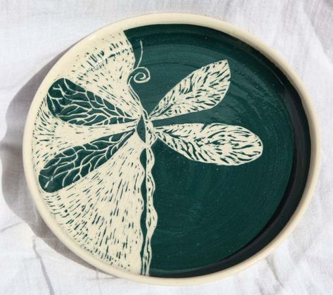 Pottery Painting Dragonfly, Scrafitto Ceramics Plates, Sgraffito Ceramics Ideas, Scrafito Ceramics Plate, Sgraffito Plate Designs, Scraffito Designs Simple Plate, Sgraffito Designs Pattern, Scrafito Ceramics, Sgraffito Plates