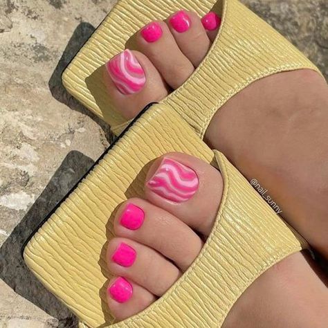 Pedicure En Gel, Pedicure Rosa, Pedicure Designs Summer, Pink Toe Nails, Pink Pedicure, Easy Toe Nail Designs, Simple Toe Nails, At Home Wedding, Feet Nail Design