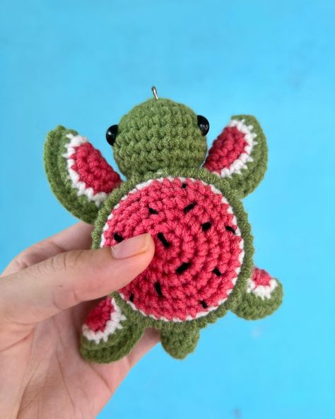 Watermelon Turtle! 🐢 🍉 Free tutorial on our YouTube channel (link in bio) if you want to learn how to make it!! ❤️❤️ Turtle Pouch Crochet, Crochet Turtle Purse, Crochet Watermelon Turtle, Crochet Strawberry Turtle, Amigurumi Sunflower Turtle, Watermelon Turtle, Watermelon Crochet, Turtle Crochet, Turtle Pattern