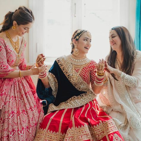 Jyotika Dilaik Wedding, Rubina Dilaik Sister Wedding, Bride And Sister Pictures Indian, Bride And Bridesmaid Pictures, Haldi Photoshoot, Rubina Dilaik, Bridesmaid Pictures, Sisters Photoshoot Poses, Indian Wedding Bride