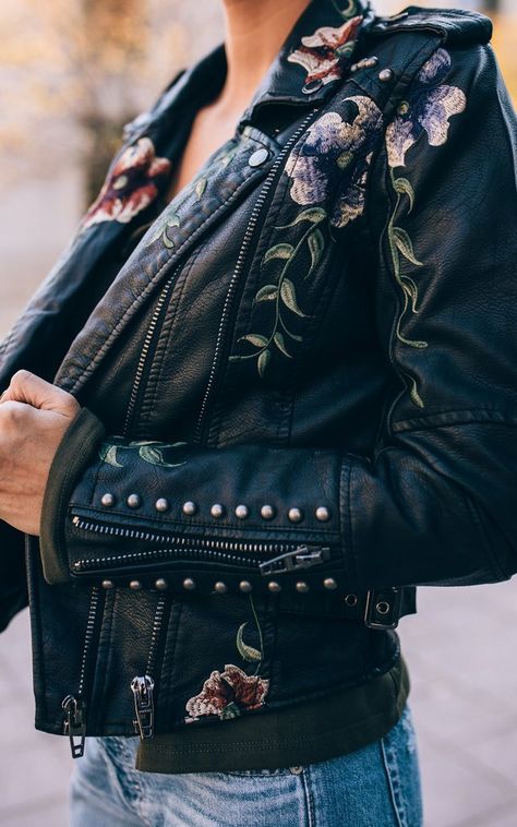 Embroidered Leather Jacket Floral Leather Jacket, Moda Casual Chic, Embroidered Leather Jacket, Leather Outerwear, Leather Jacket Outfits, Embroidered Leather, Embroidered Jacket, Casual Chic Style, Black Leather Jacket