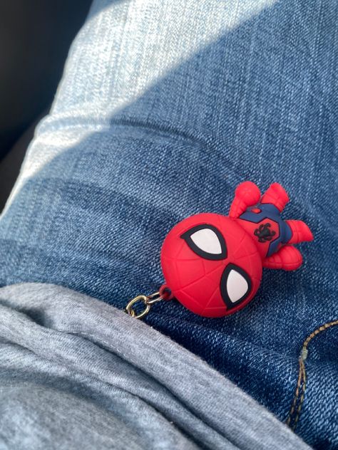 Polymer Clay Spiderman, Spiderman Clay Art, Keychain Clay Ideas, Clay Spiderman, Spiderman Keychain, How To Make Spiders, Bts Bag, Clay Models, Spiderman Outfit