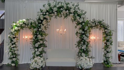 White Floral Backdrop, White Wedding Backdrop, Marriage Hall Decoration, Dekor Lamaran, White Floral Decor, Thermocol Craft, Floral Mehndi, Gold Wedding Flowers, Nikah Decor