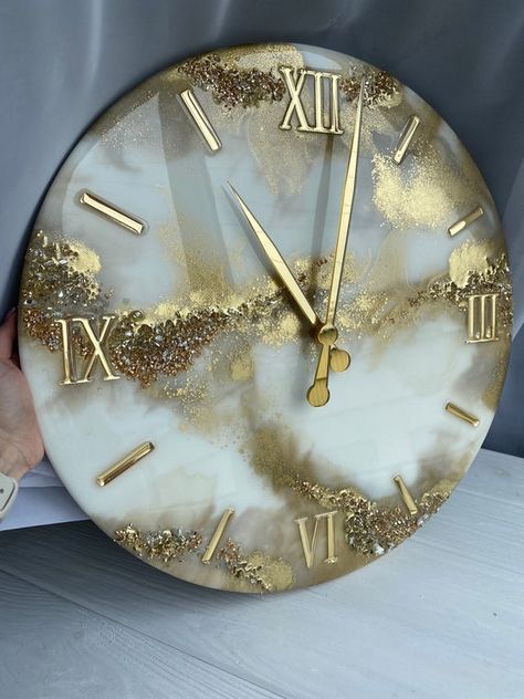 Resin Art Clock, Clock Design Ideas, Clock Home Decor, Gold Clock, Handmade Clocks, Gold Wall Decor, Art Clock, Resin Art Painting, Handmade Wall Decor