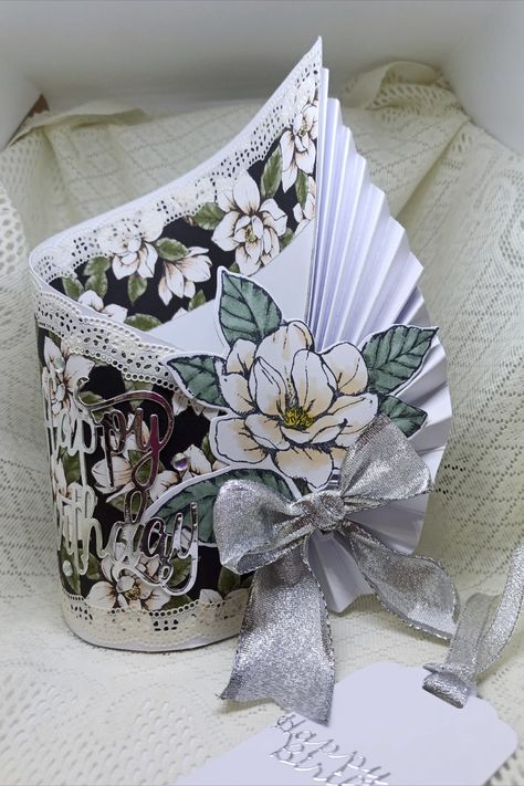 I have made this for my mum's 91st Birthday. Fancy Vases, Vase Cards, 91st Birthday, 91 Birthday, Fancy Fold Card Tutorials, Paper Vase, Card Folds, Creative Craft, Elegant Cards