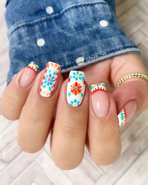 Nails For Mexican Vacation, Mexican Flowers Nails, Spanish Style Nail Art, Turkish Inspired Nails, Simple Mexican Nails, Mexican Nails Designs Flowers, Mexico Aesthetic Nails, Mexican Folk Art Nails, Posca Nail Art