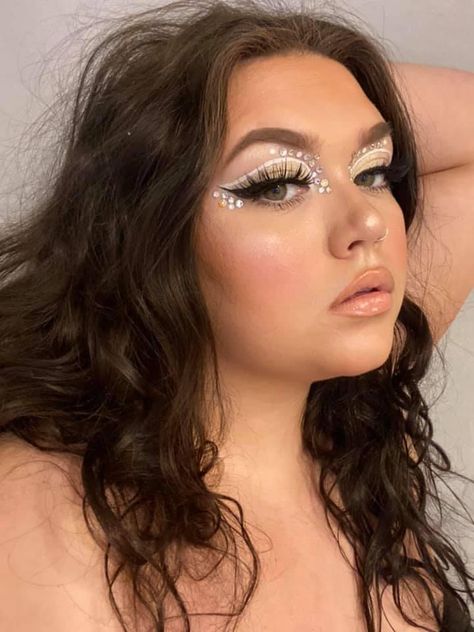 White Eyelid Makeup, White Glittery Eye Makeup, Angel Makeup With Gems, All White Makeup Looks, White Rave Makeup, Ttpd Makeup Ideas, Angel Make Up Look, Angel Makeup Ideas Halloween Costumes, Angelic Eye Makeup