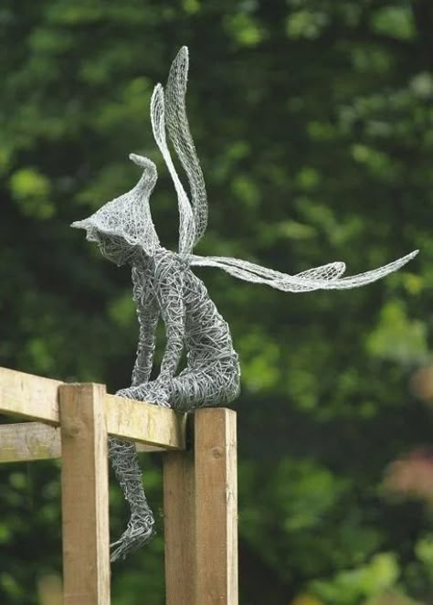 25 Beautiful and Easy Wire Sculpture Ideas for Your Next Art Project Wire Fairies, Robin Wight, Chicken Wire Sculpture, Chicken Wire Art, Fantasy Wire, Chicken Wire Crafts, Wire Art Sculpture, Wire Sculptures, Art Wire