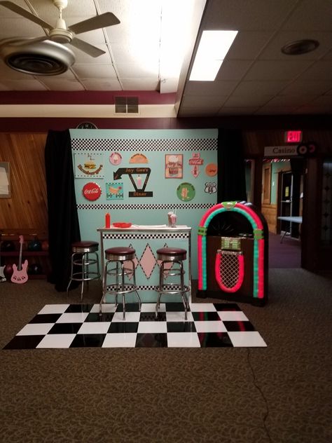 Grease Musical Set Design, Retro Booth Design, Grease Decorations, Grease Play, Grease Themed Parties, Retro Theme Party, Grease Party, 50s Theme, Diner Booth