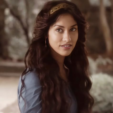 Janina Gavankar, Bonnie Bennet, Fan Fiction Stories, Naomi Scott, Vampire Girls, Bonnie Bennett, Hair Icon, Reaction Face, Romantic Songs Video