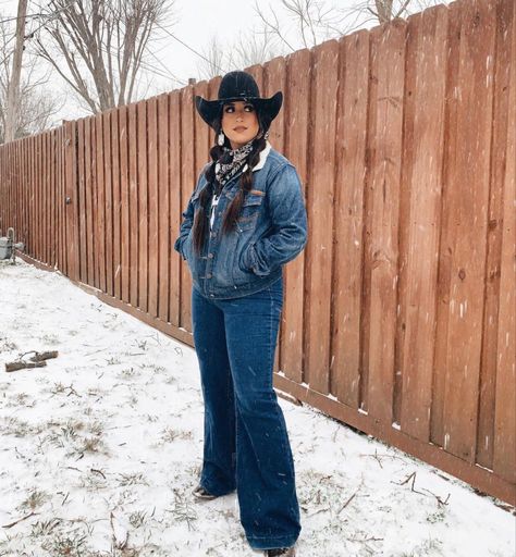 January Church Outfit, Jean Jacket Western Outfits, Mexican Baile Outfits, Plus Size Vaquera Outfit, Vaquera Outfit Mexican Winter, Vaquera Outfit Mexican, Ranchera Outfits, Winter Western Outfits, Western Outfits Women Winter