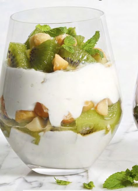 Tart Tropical Parfait Tropical Parfait, Parfait Breakfast, Italian Breakfast, Light Breakfast, Healthy Italian, Parfait Recipes, Balanced Breakfast, Vanilla Greek Yogurt, Yogurt Parfait