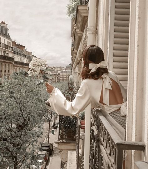 Romantic Academia Aesthetic, Light Acadamia, Academia Aesthetics, Romantic Academia, Light Academia Aesthetic, Parisian Aesthetic, Instagram Baddie, Aesthetic Light, Paris Chic