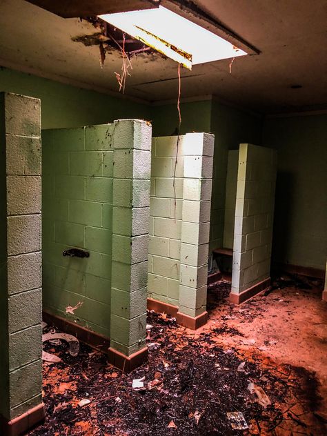 Bathroom I found in GA on a decommissioned hiking trail Abandoned Exploration, Abandoned Bathroom, Flooded Abandoned Places, Ugly Bathroom, Cabin Abandoned, Buildings Modern, Abandoned Photography, Abandoned Architecture, Abandoned Hallway