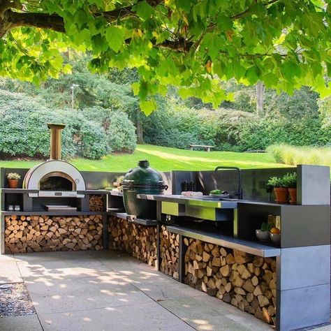 25 Fantastic Outdoor Kitchen Ideas for Every Yard Concrete Outdoor Kitchen, Outdoor Cooking Area, Build Outdoor Kitchen, Outdoor Bbq Kitchen, Outdoor Kitchen Ideas, Pool Outdoor, Outdoor Kitchen Design Layout, Backyard Kitchen, Pizza Oven Outdoor