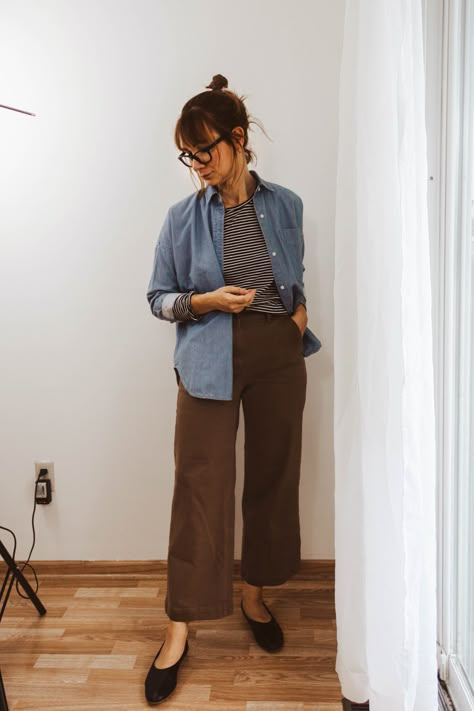 Fall Look Book, Chambray Top, Cold Weather Fashion, Timeless Wardrobe, Brown Pants, Teacher Outfits, Fall Fashion Trends, 가을 패션, Mode Inspiration