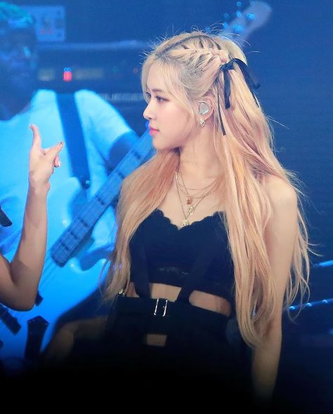 Rosé Blackpink Hairstyle, K Pop Hairstyles, Rosé Concert, Concert Hairstyles, Hair Style Korea, Candy Hair, Kpop Hair, Bow Hairstyle, Trendy Hairstyle