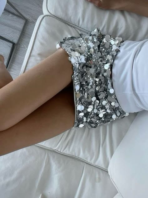 Silver Party Aesthetic, Silver Glitter Aesthetic, Nye Look, Statement Outfit, Outfit Pieces, Eve Outfit, Concert Fits, New Years Eve Outfits, Foto Ideas Instagram