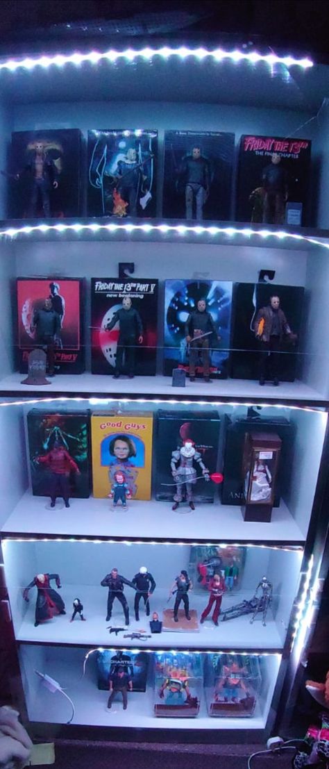 Neca Horror Figures, Horror Collection Room, Action Figure Display Ideas, Horror Room Aesthetic, Horror Bedroom Ideas, Horror Room Ideas, Horror Room Decor, Horror Blanket, Horror Bedroom