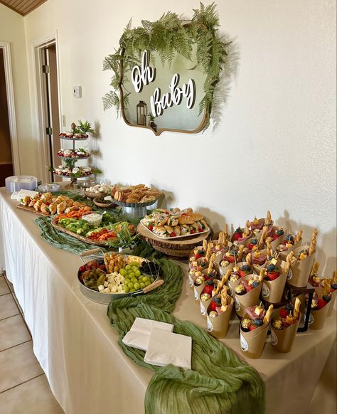 Woodland Theme Food Table, Nature Theme Gender Reveal, Woodland Food Table, Snacks For Baby Shower Boy, Safari Baby Shower Boy Food, Baby Shower Earthy Theme, Baby Shower Food Table Decoration Ideas, Locally Grown Baby Shower Theme Food, Dessert Bar Baby Shower Ideas