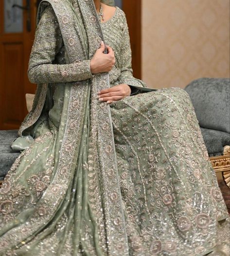 Walima Dresses Pakistani Brides, Walima Dresses Pakistani, Nikkah Outfit, Indian Bride Poses, Fancy Attire, Walima Dress, Shadi Dresses, Latest Dress Design, Desi Wedding Dresses