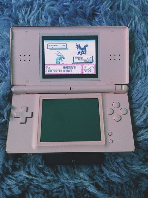 Nintendo Ds Aesthetic, Nerdy Aesthetic, Ds Aesthetic, Aesthetic Games, Nintendo Ds Pokemon, Old Pokemon, 2010s Nostalgia, Grunge Pictures, Nintendo Ds Games